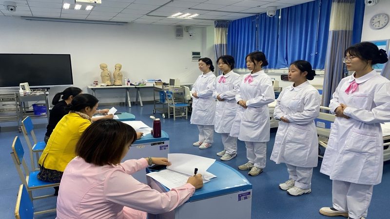 母婴护理师证与育婴师证：一证之差，职责大不同