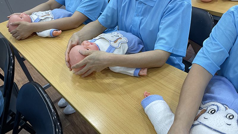 月子中心VS月嫂：如何选择最适合你的产后护理方案**